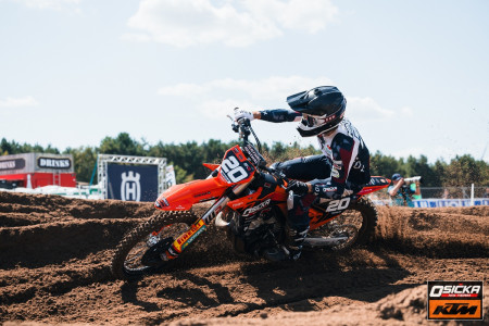 Tisková zpráva: Z hlubokého písku v Lommelu míří jezdci Osička MX na kamenitou trať do Uddevally k MXGP Švédska 
